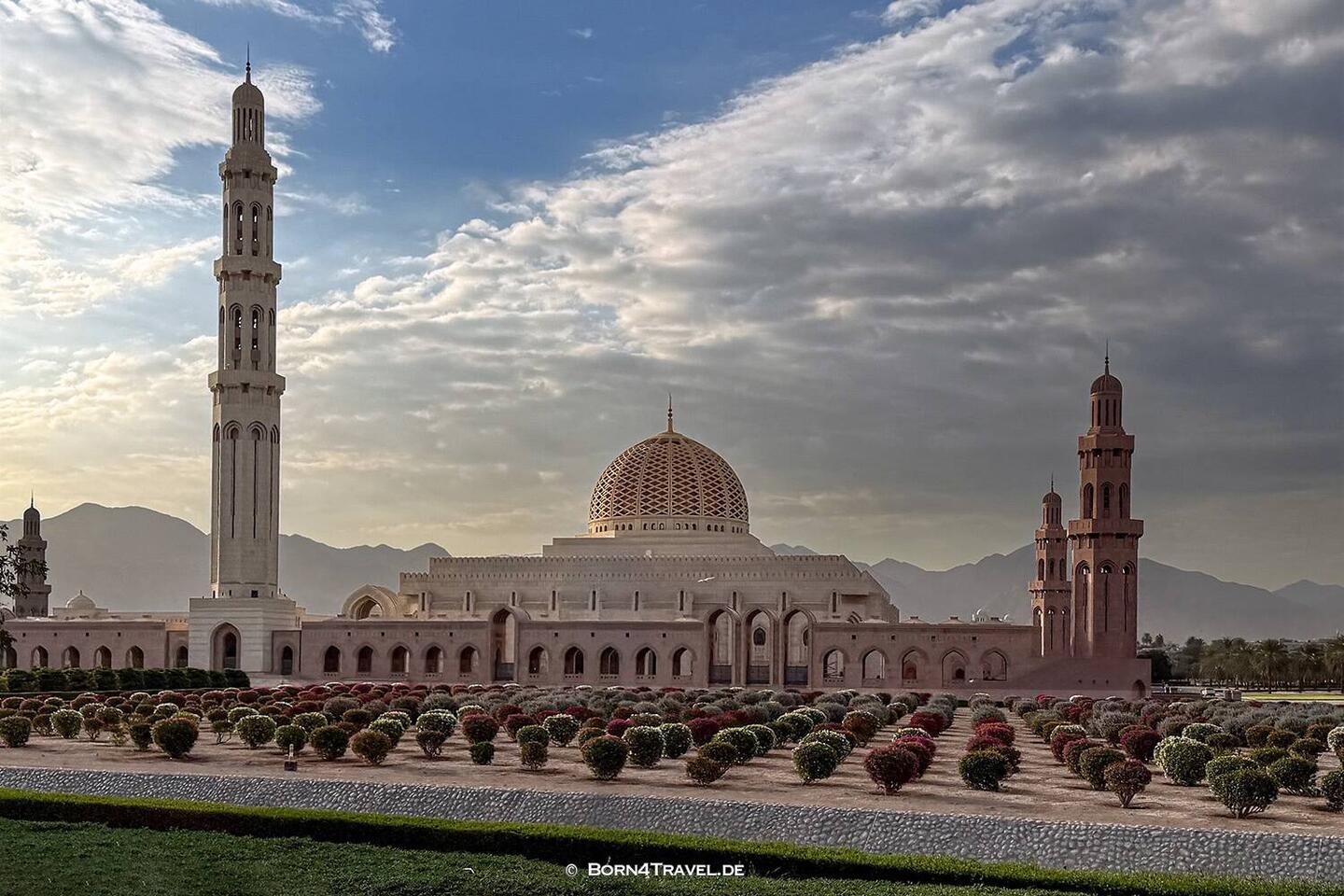 Die Sultan Qaboos Mosque - gesehen vom Hwy