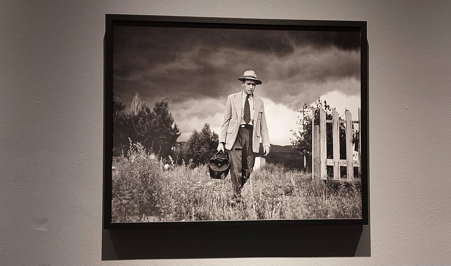Ernest Guy Ceriani, medico di campagna, si reca a visitare i pazienti nei loro villaggi