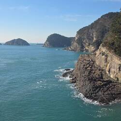 Küste neben der Brücke