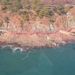 Ein weiterer Skywalk direkt an der felsigen Küste