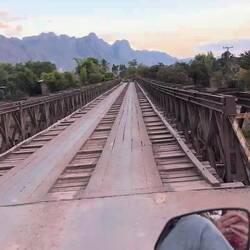 La route toujours aussi magnifique avec notamment ce passage sur un pont typique laotien