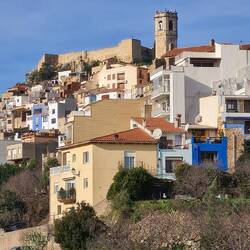 die geschlossene Kirche und die geschlossene Burg aus der Ferne