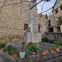 Der Gedenkstein hat 24 Stunden offen! Wir hatten also gerade noch einmal Glück