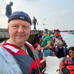 Vor der Überfahrt Schwimmwesten anlegen