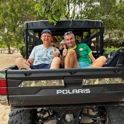 VIP-Plätze auf der Ladefläche für Aristide und mich. Über dem Motor eine ziemlich heiße Kiste 😄