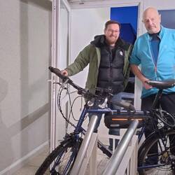 Carsten unser Retter. Er ist der Inhaber unserer Fahrradwerkstatt und war sofort zur Stelle.