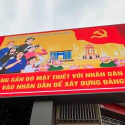 Traduction : Le parti est étroitement lié au peuple et compte sur le peuple pour construire le parti