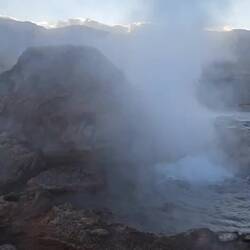 85°C heißes, kochendes Wasser strömt aus allen Löchern