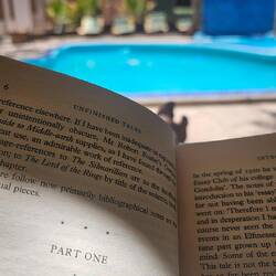 Nach über zwei Wochen Urlaub erst mit dem Buch anfangen...