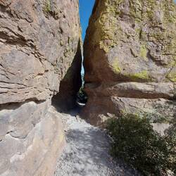 Durch diese hohle Gasse und so weiter.