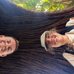 Eine aus natürlichem Material Ei-förmige Schaukel am öffentlichen Strand