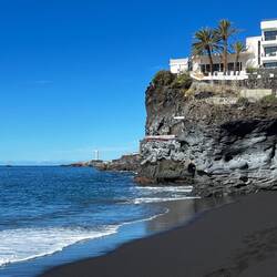 feinster Sandstrand, auf einer Vulkaninsel halt schwarz