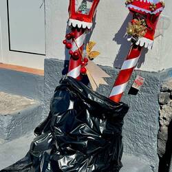 die Weihnachtsdeko kann jetzt auf den Müll