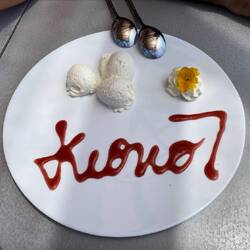 und kreativ gestaltetem Dessert