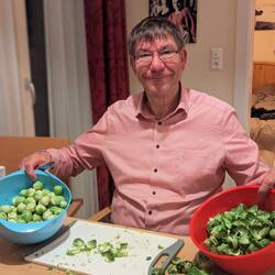 Papa 1 h am Rosenkohl schälen