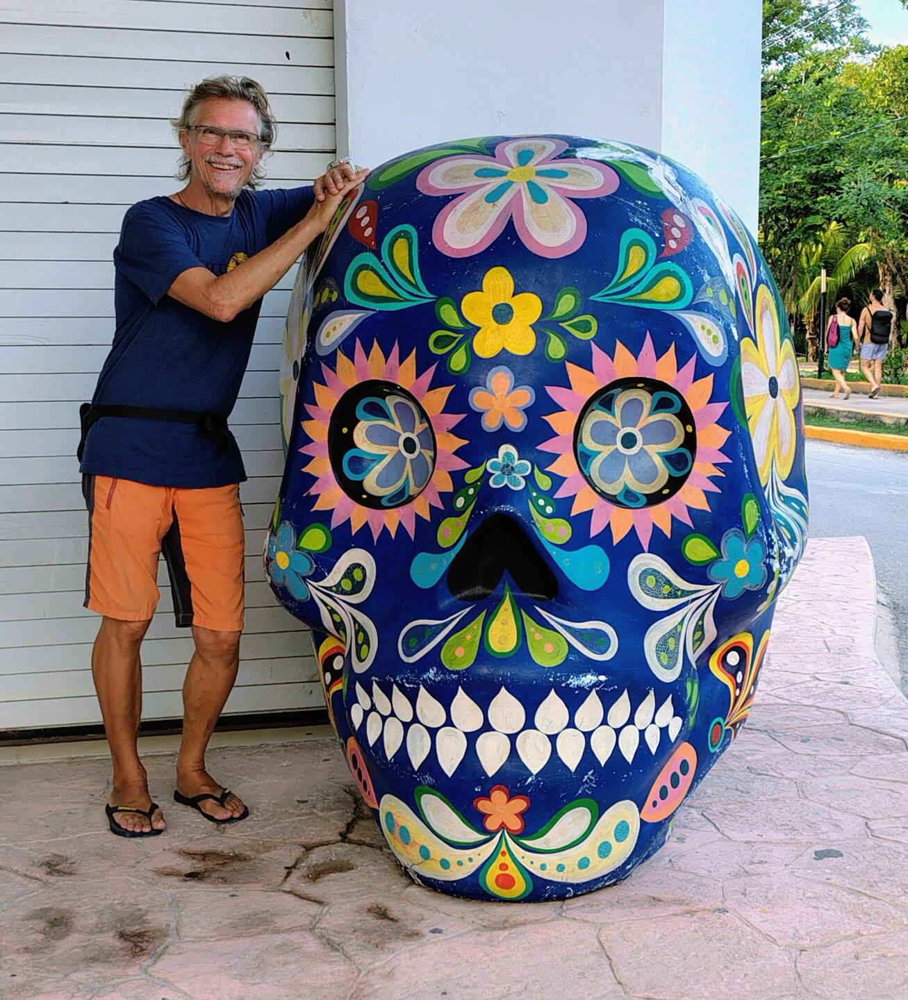 Vor dem Mayaruinen-Eingang ist's mexikanisch bunt ...