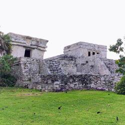 El Castillo hat seine beeindruckendste Seite zum Meer hin ...