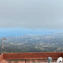 Blick von Rudis Haus in 800m auf Adeje, Meer und Windräder