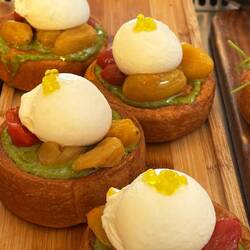 Burrata mit Olivenöl-Kaviar auf Puff Pastry. War jedoch kein Blätterteig. Dennoch köstlich!