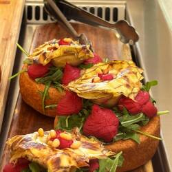 Roter Hunus, Artischocke und Rucola.