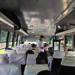 Ohne Klimaanlage rütteln wir von Schlagloch zu Schlagloch zurück nach Cebu.