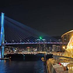 Brücke ständig unterschiedlich beleuchtet