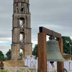 Aussichtsturm. Je größer die Glocke, desto reicher ist der Besitzer der Plantage.