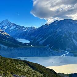 Vooraan Mueller Lake, die z'n water ontvangt van Hooker Lake, die het weer van Mount Cook krijgt