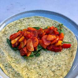 Avondmaal! Wraps met wortel, courgette, pastinaak, paprika, chroizo op een bedje van spinazie