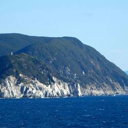 Die Südspitze Okinoshimas mit dem Leuchtturm in 150 m Höhe.