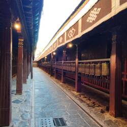 Gang mit Gebetsrollen