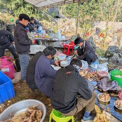 Männer kochen für die Hochzeit