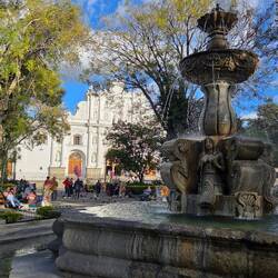 Shavi schaut den Brunnen gnauer an als ich