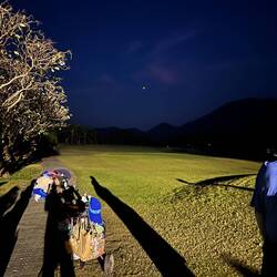 Einige starten mit Leuchtbälle