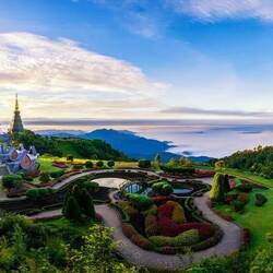 My pictures didn't do justice to the beauty and intricasies of the pagodas; I snatched these 2 shots