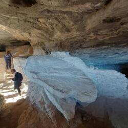 Das Plättchen ist aus der Decke gebrochen. Muß während der Benutzung gewesen sein, wurde eingebaut.