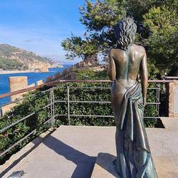 Die Lebensgefährtin von Frank Sinatra als Statue