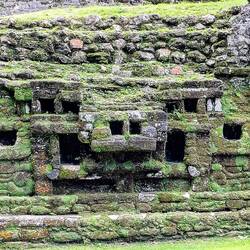 ... mit Jaguar-ähnlichen Masken, in denen Opfergaben abgelegt werden konnten.