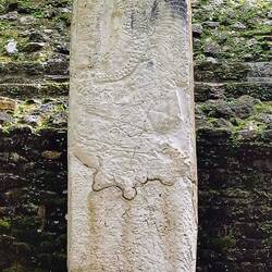 ... mit feinen Steinzeichnungen ...