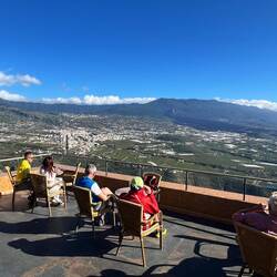 mit herrlichem Blick auf die Insel, ...