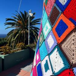 ... aber von Nahem erkennt man, dass alles kunstvoll gehäkelt ist