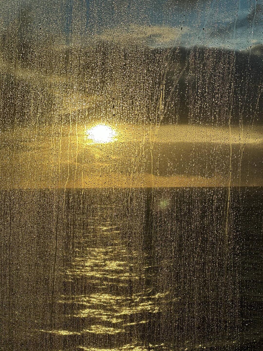 The usual atmospheric rivers are streaming into the west coast as we set off for the Hawaiin Islands