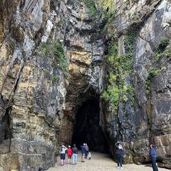 Die Höhlen sind nur bei Ebbe begehbar...