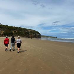 Der Weg zu den Cathedral Caves der über den Strand führt