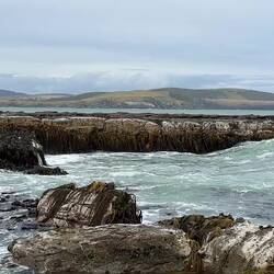 Die rückkehrende Flut mit ihren mächtigen Wellen