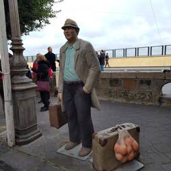 Skulptur in Erinnerung an die zahlreichen Emigranten