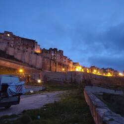 Abendliche Skyline im Bergdorf Butera