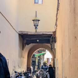 Zwischen Autos und Roller fahren Eselwägen