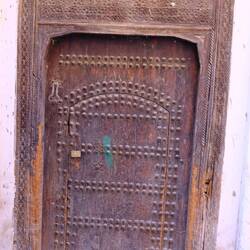 Rechter Türklopfer fehlt, also leben hier nicht nur Frauen und es gibt 5 Zimmer - Mittelstand