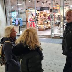 Die Einkaufstour morgen wird besprochen. Ich glaube, da bin ich nicht involviert